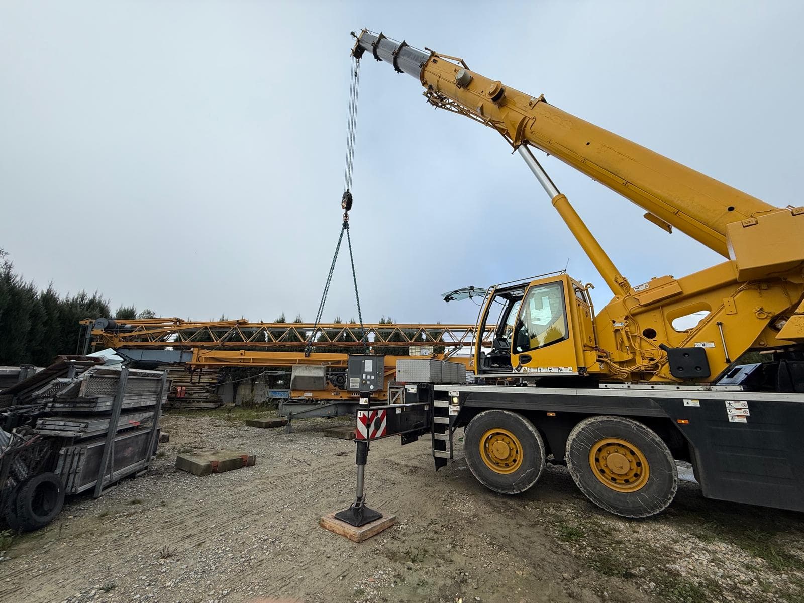 Rozładunek dźwigu wieżowego